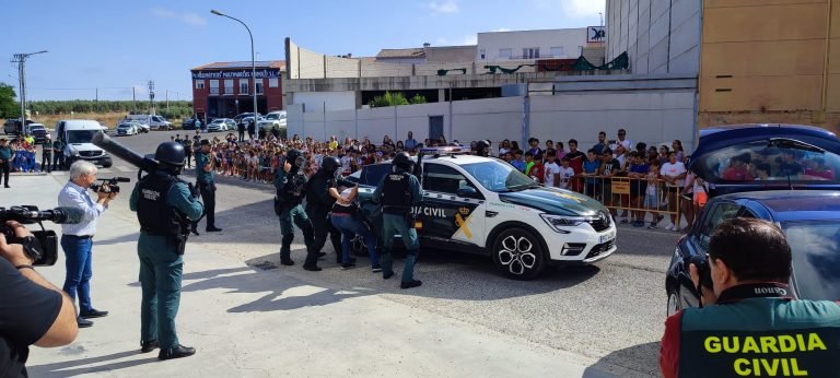 La Guardia Civil realiza exposiciones de medios y de material en cinco localidades cordobesas