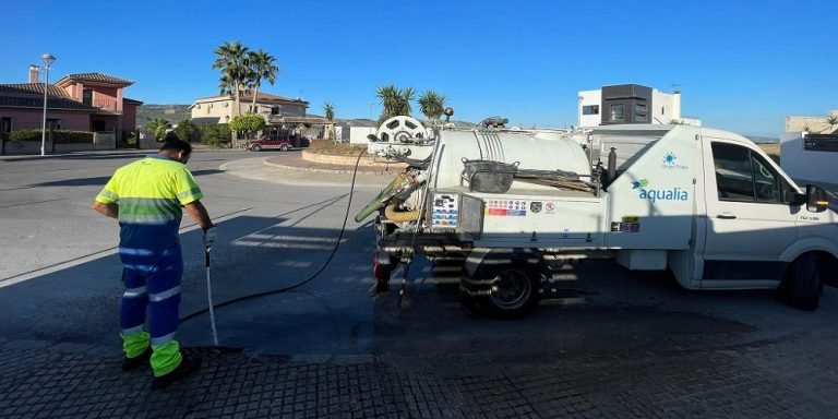 Aqualia extrae de los imbornales de Baena más de 30.000 kilos de residuos en lo que va de año