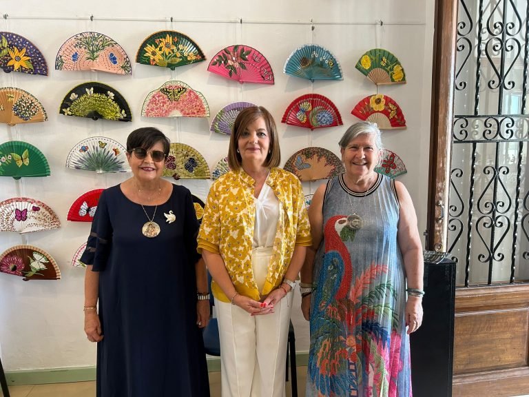 “El Aire de las Mariposas”, nueva exposición de abanicos de Carmeli Piernagorda