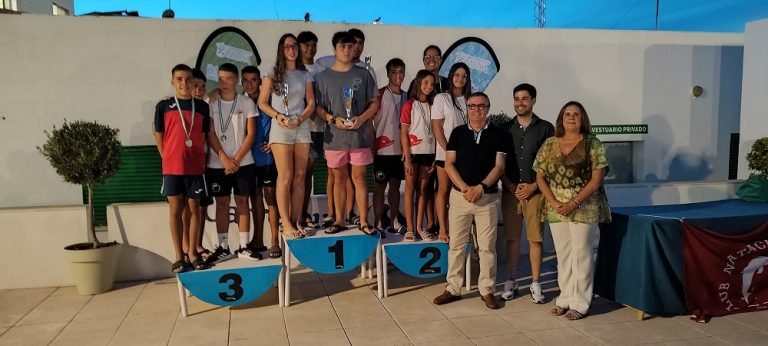 ‘El bombazo del mes’ y ‘Delfines’ se llevan la victoria en las XXXII ‘12 Horas de Natación’ de Baena