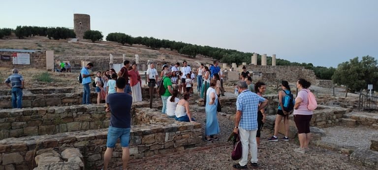 Un centenar de personas disfrutan de las dos veladas históricas y astronómicas en Torreparedones