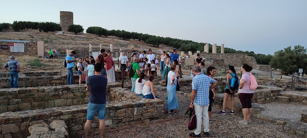 Un centenar de personas disfrutan de las dos veladas históricas y astronómicas en Torreparedones