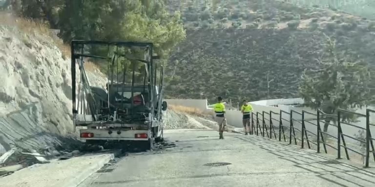 Un camión arranca el trenzado eléctrico de una fachada en Baena y deja a los vecinos sin luz durante varias horas