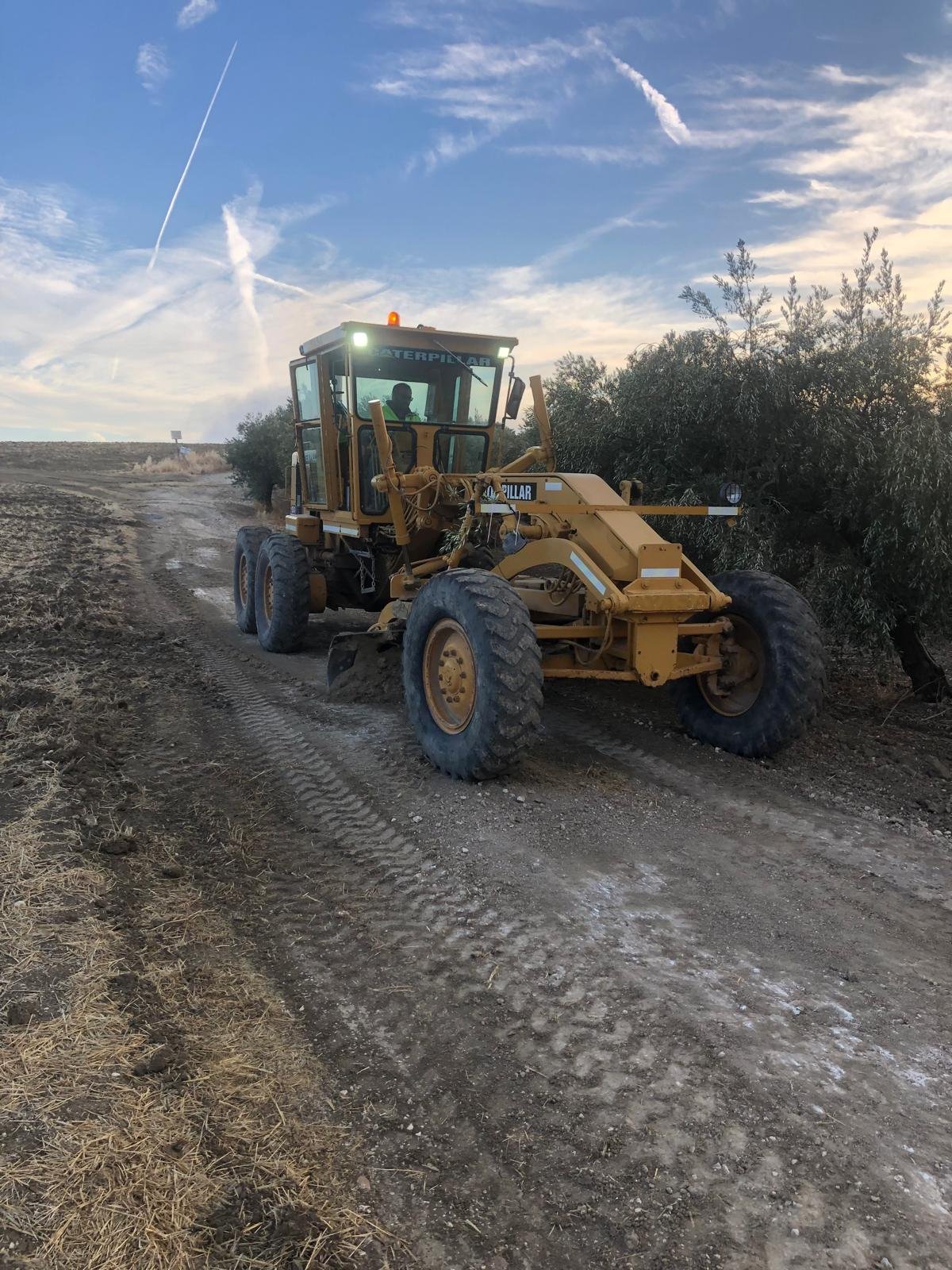 El Ayuntamiento inicia un plan de reparación de caminos municipales ante la campaña de recolección de aceitunas