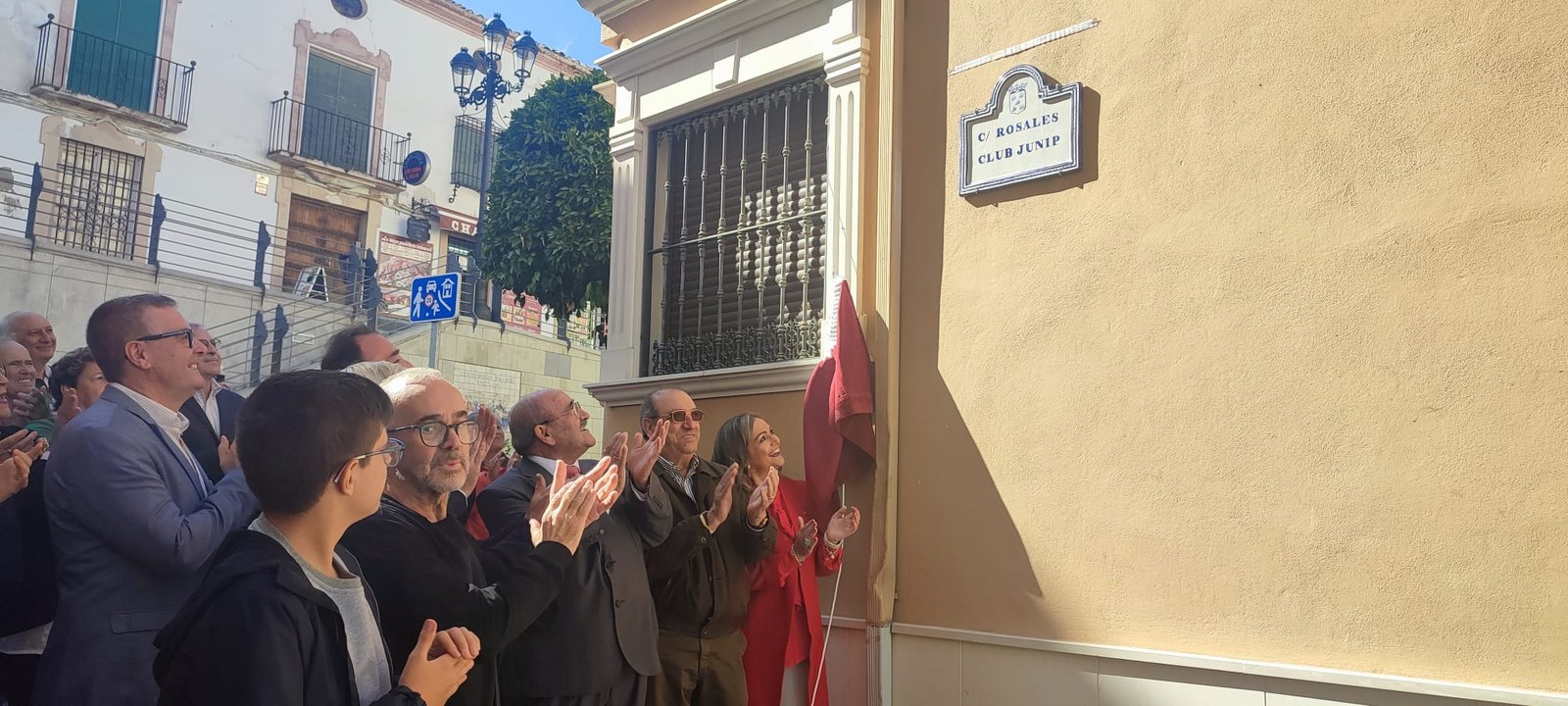 La calle Rosales es renombrada como Club Junip en un homenaje a este movimiento asociativo