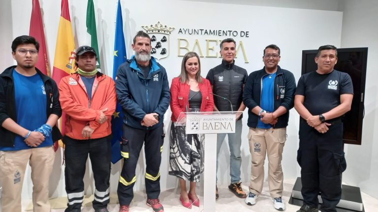 Baena entrega 1.000 euros a Bomberos Unidos Sin Fronteras para un proyecto contra incendios en Perú