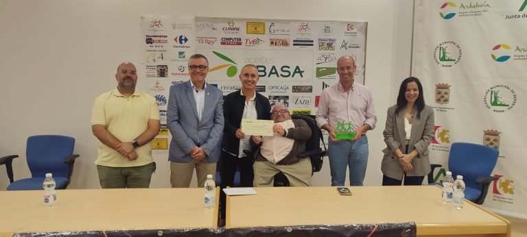 El Club Media Legua entrega 3.700 euros a la Asociación del Alzhéimer recaudados en las ‘2 Leguas Ciudad de Baena’