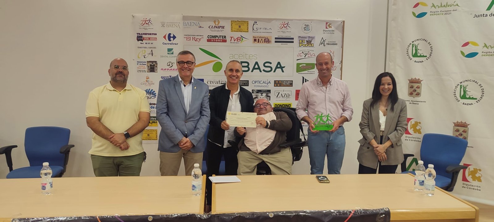 El Club Media Legua entrega 3.700 euros a la Asociación del Alzhéimer recaudados en las ‘2 Leguas Ciudad de Baena’