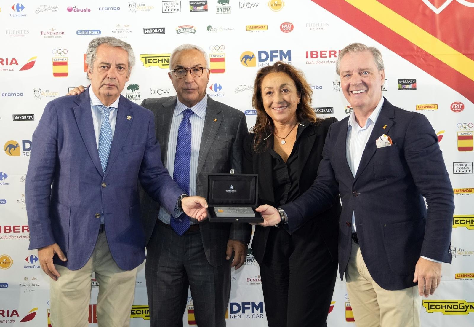 El Comité Olímpico reconoce a la D.O. Baena por su colaboración en la Casa de España