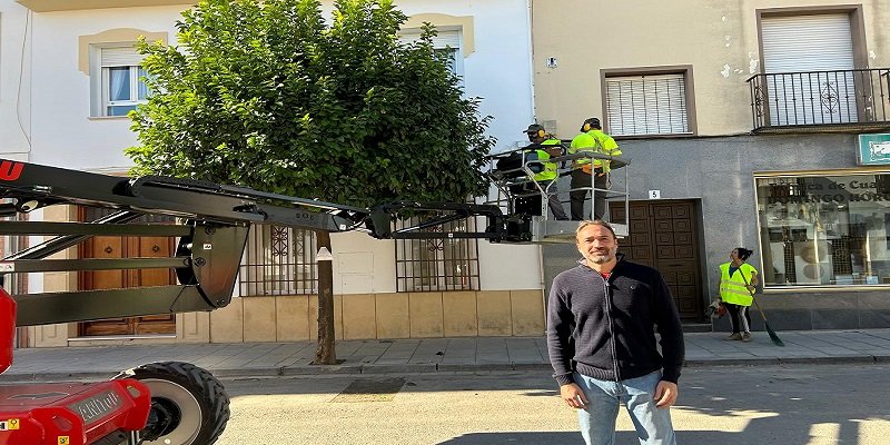 El Ayuntamiento pide que se respeten las señales temporales de no aparcar para no retrasar la poda de naranjos