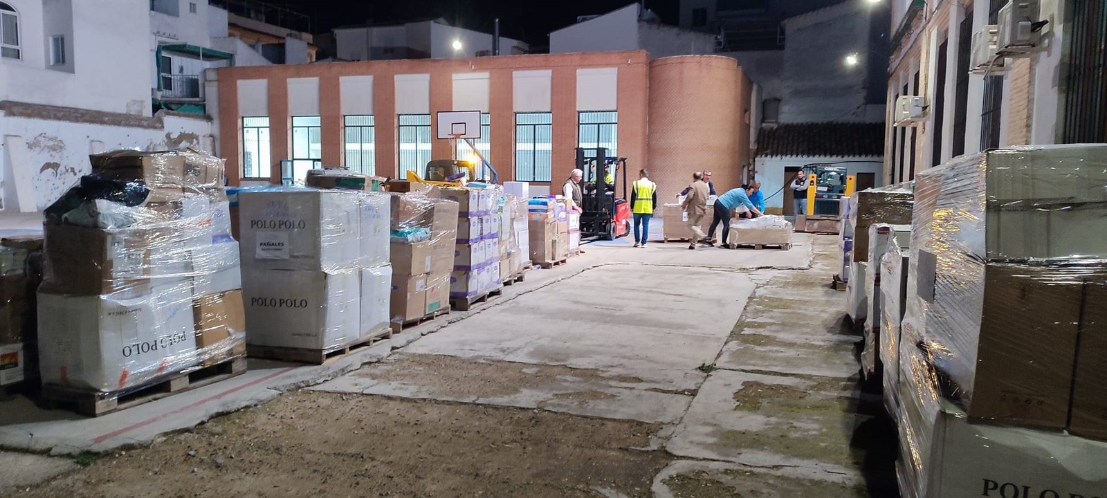 La masiva respuesta solidaria de Baena y Albendín pone rumbo a Valencia con un primer convoy de ayuda humanitaria