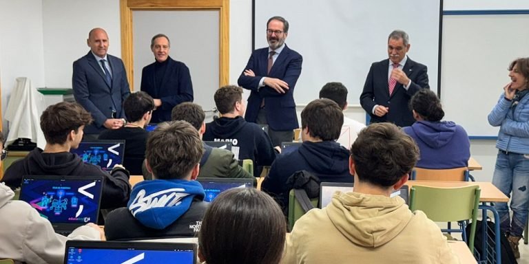 La Junta inicia el reparto en Córdoba de 7.415 dispositivos digitales en centros docentes por valor de 2,6 millones de euros