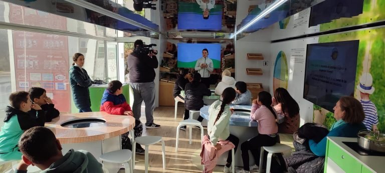El Frutibús acerca a los alumnos del colegio Juan Alfonso de Baena la importancia de tener una alimentación saludable
