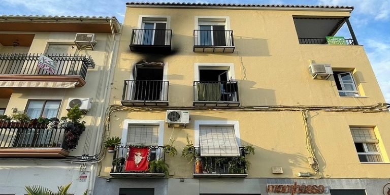 Dos personas resultan afectadas en el incendio de un piso en Baena originado en una estufa
