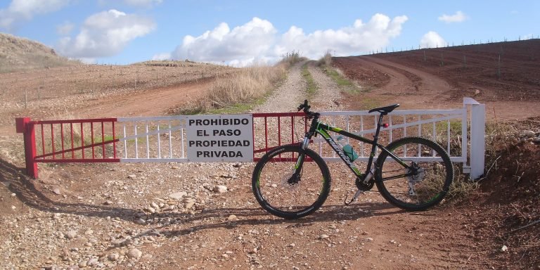 Ecologistas en Acción de Baena denuncia la ocupación de caminos de dominio público en el municipio