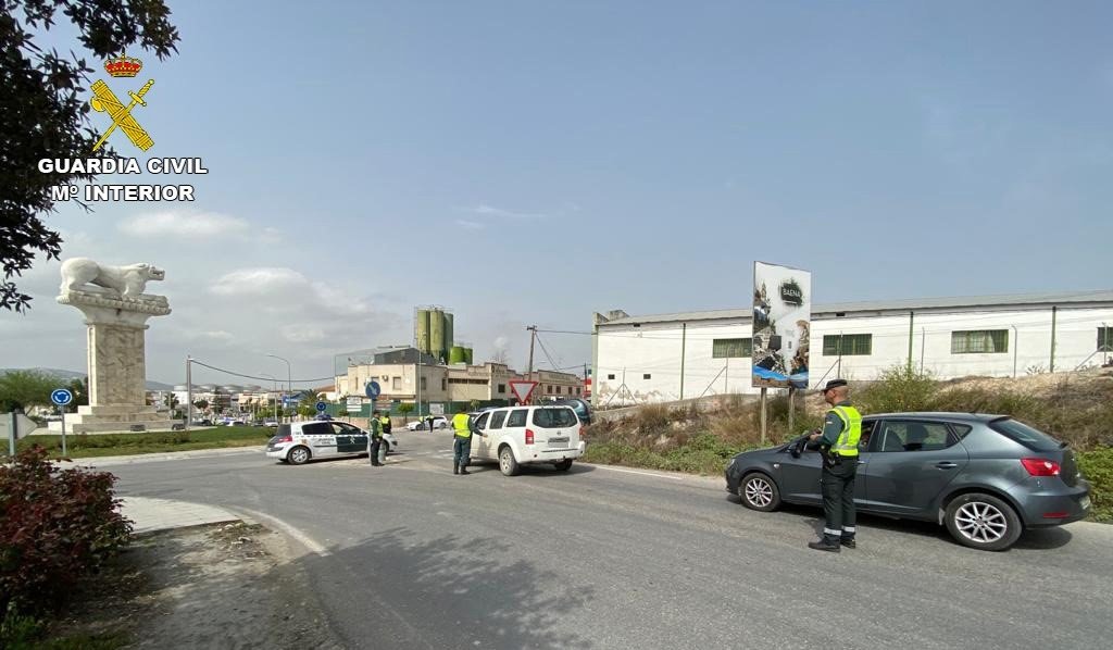 La Guardia Civil de Baena detiene a dos personas por amenazar, agredir a dos ciudadanos y robar un móvil