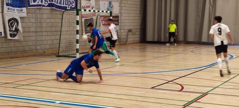 Al Atlético Baenense se le escapa la victoria en Pozoblanco en los últimos minutos con polémica arbitral