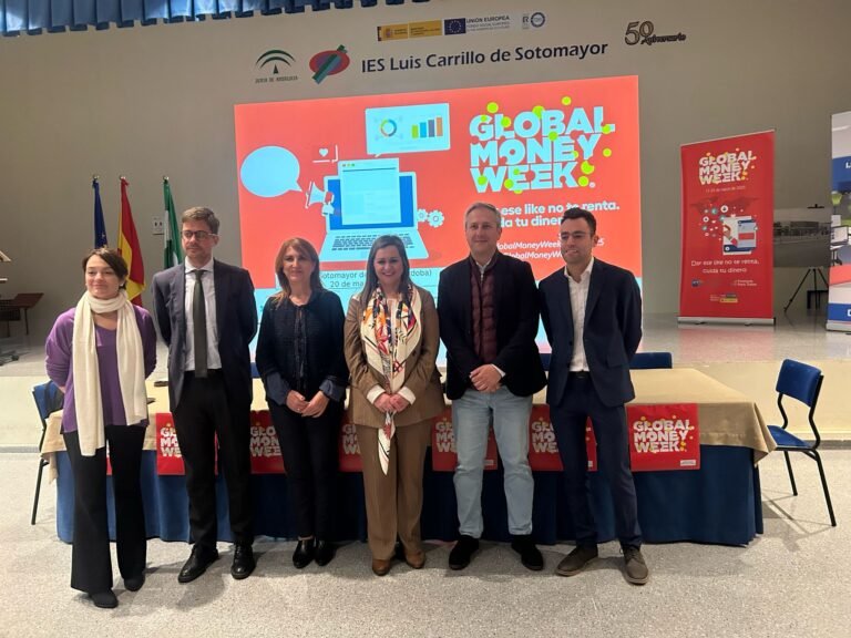 Los alumnos del IES Luis Carrillo de Sotomayor reciben una formación en habilidades financieras