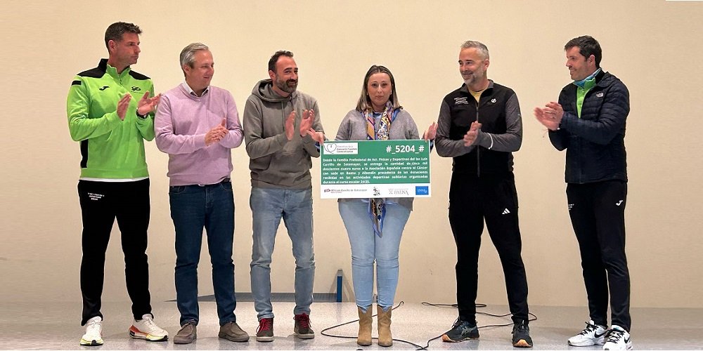 El IES Luis Carrillo de Sotomayor entrega más de 5.200 euros a la AECC con su proyecto “Cimas contra el Cáncer”