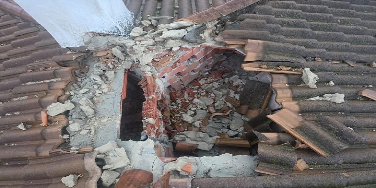 Un rayo impacta y destroza el tejado de unos trasteros en Baena y provoca daños en algunos servicios eléctricos