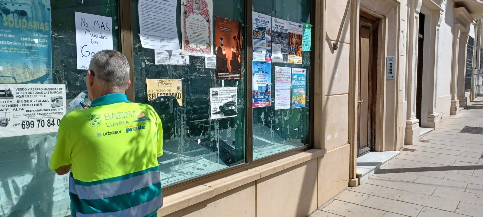 Baena intensifica el plan especial contra la publicidad y la suciedad en el mobiliario urbano