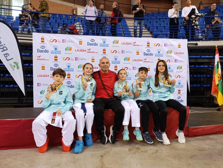Los hermanos Jimena y Pablo Bujalance se cuelgan la medalla de plata en el Campeonato de España de Karate