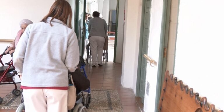 La Junta apuesta por la seguridad de los mayores con inspecciones alimentarias y ambientales en residencias de Córdoba