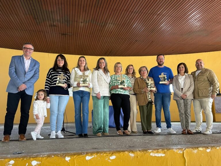 Los vecinos de la calle Rafael Onieva Ariza ganan el Concurso de Cruces de Mayo de 2025