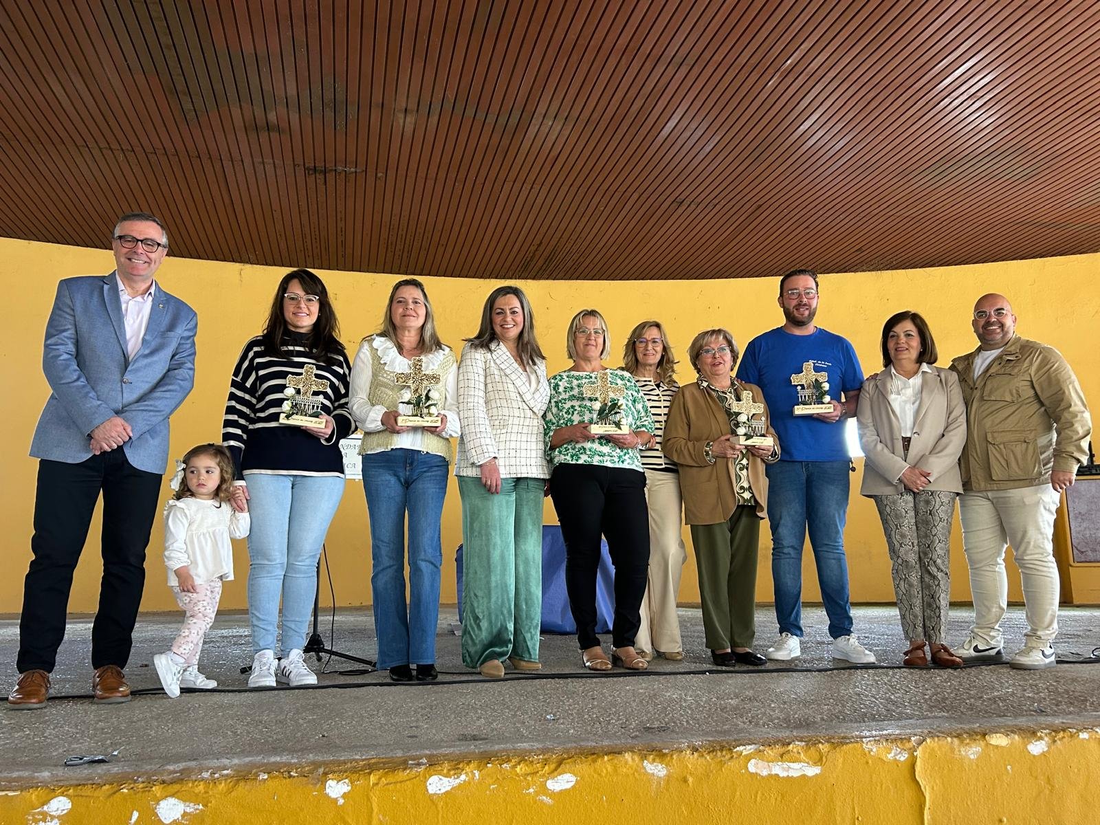 Los vecinos de la calle Rafael Onieva Ariza ganan el Concurso de Cruces de Mayo de 2025