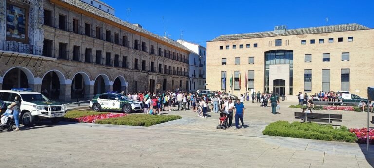La Guardia Civil exhibe en Baena los medios técnicos y humanos con los que realizan diariamente su servicio a la ciudadanía