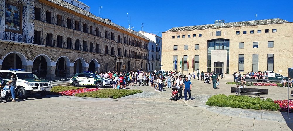 La Guardia Civil exhibe en Baena los medios técnicos y humanos con los que realizan diariamente su servicio a la ciudadanía