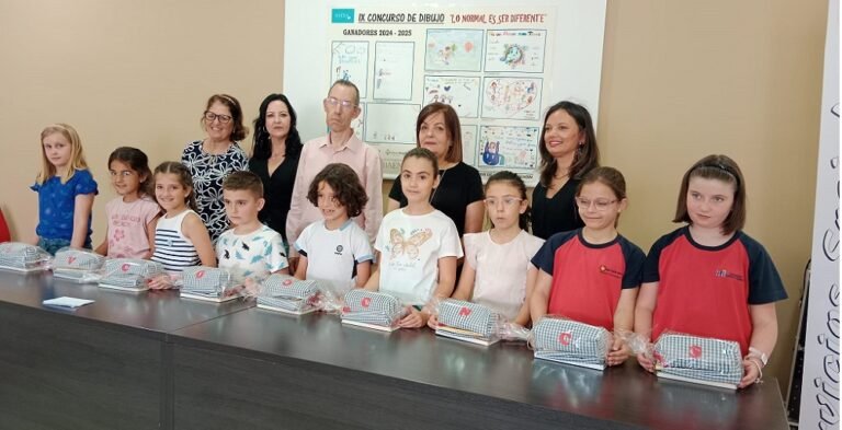 El Ayuntamiento y Futuro Singular entregan los premios del concurso de dibujo escolar ‘Lo normal es ser diferente’