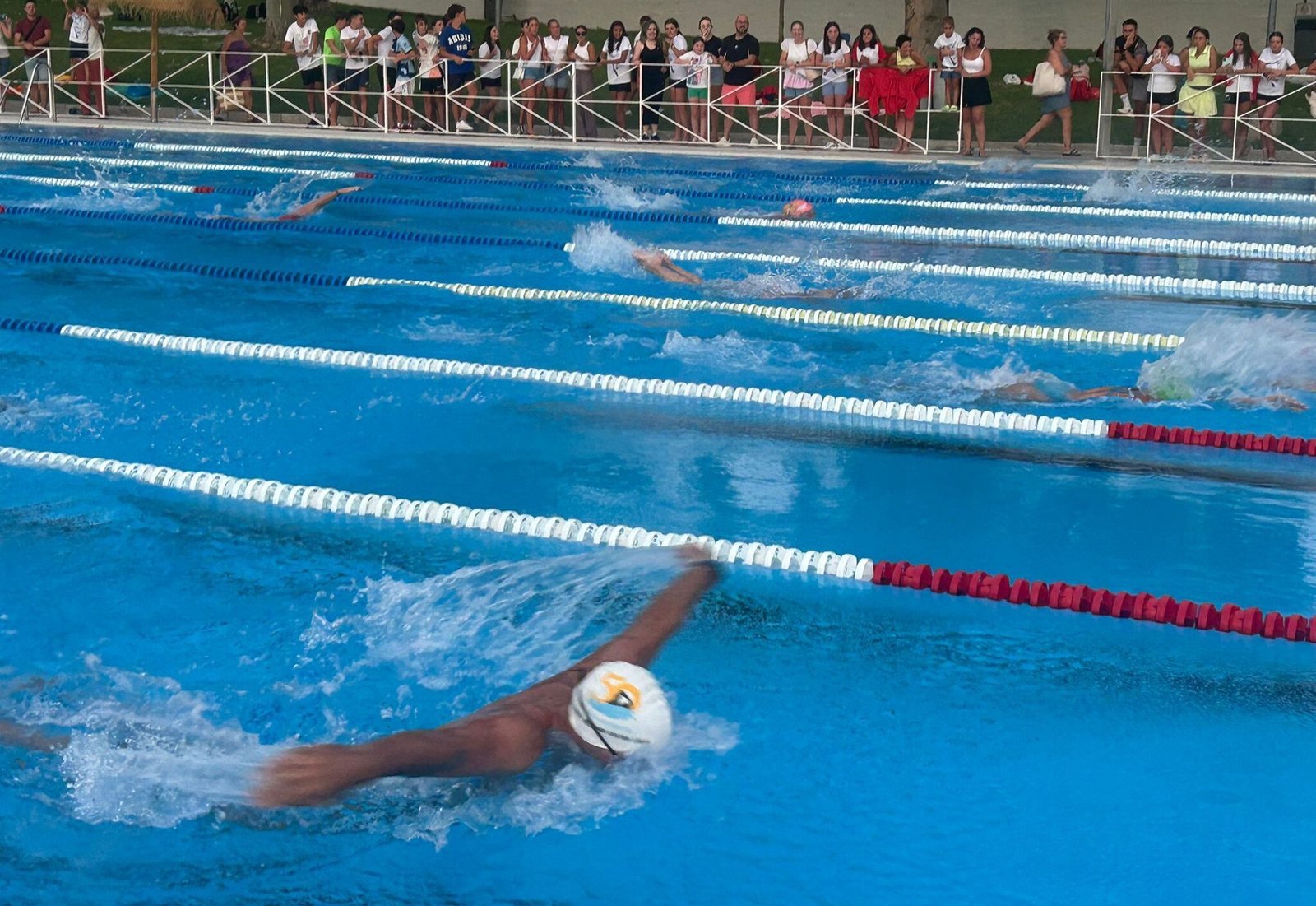 ‘Club Natación Córdoba’ y ‘El bombazo del día’ se llevan la victoria en las XXXIII ‘12 Horas de Natación’ de Baena