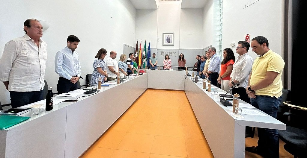 Minuto de silencio en memoria del periodista Manuel Piedrahita al comienzo del Pleno Ordinario del Ayuntamiento de Baena. Foto: TV Baena.