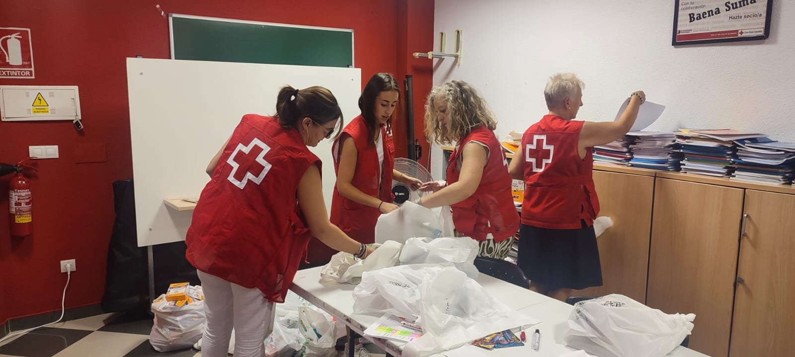Cruz Roja reparte en Baena 70 lotes de material escolar para 30 familias en situación de vulnerabilidad