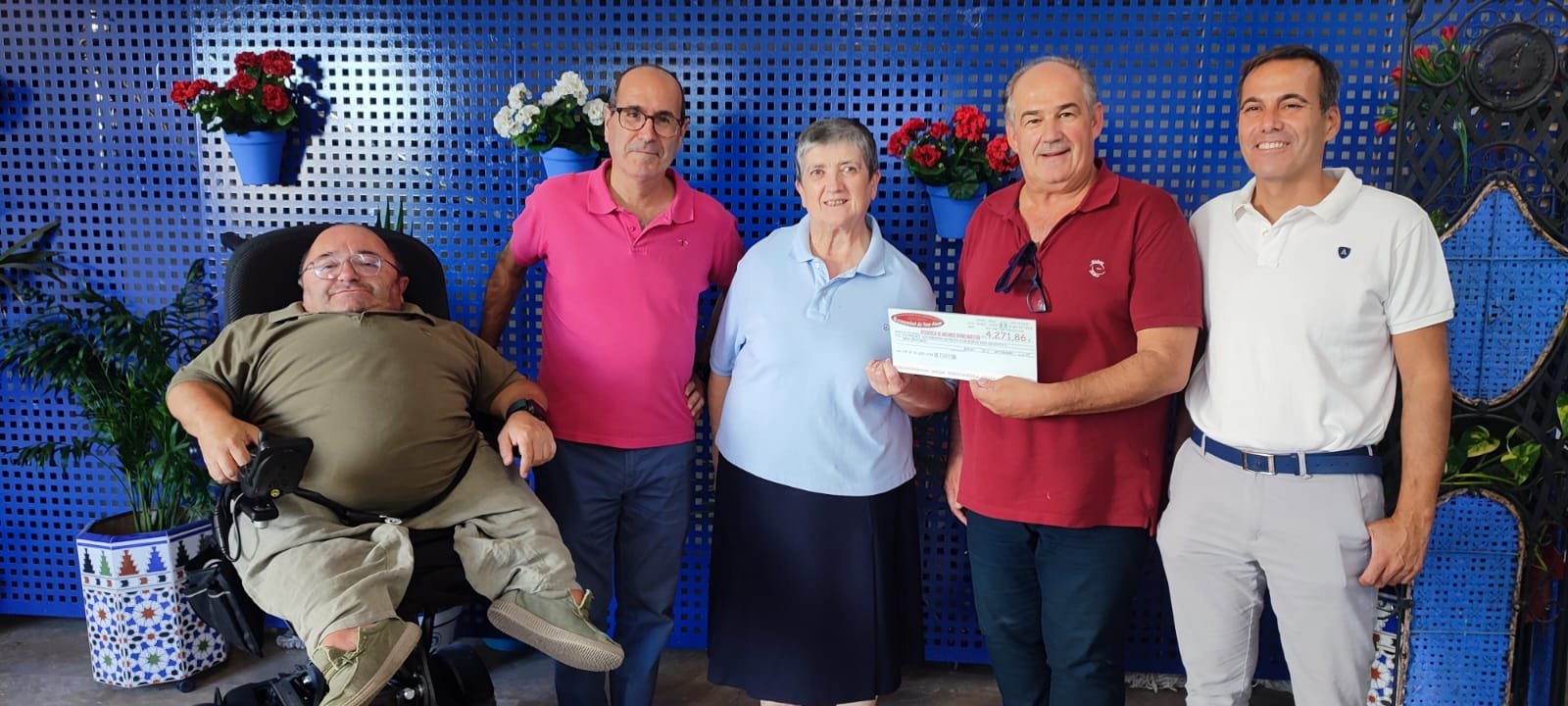 La Hermandad de San Juan entrega a la Residencia ‘Divino Maestro’ 4.271 euros recaudados en su XI Mariscada Benéfica