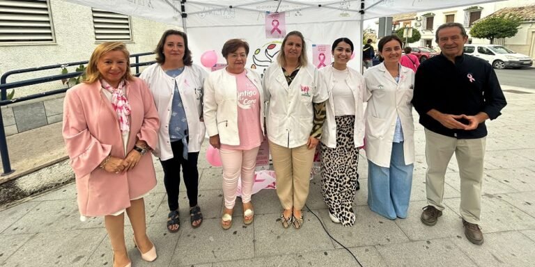 Baena conmemora el Día Mundial contra el Cáncer de Mama con una mesa informativa en el Centro de Salud