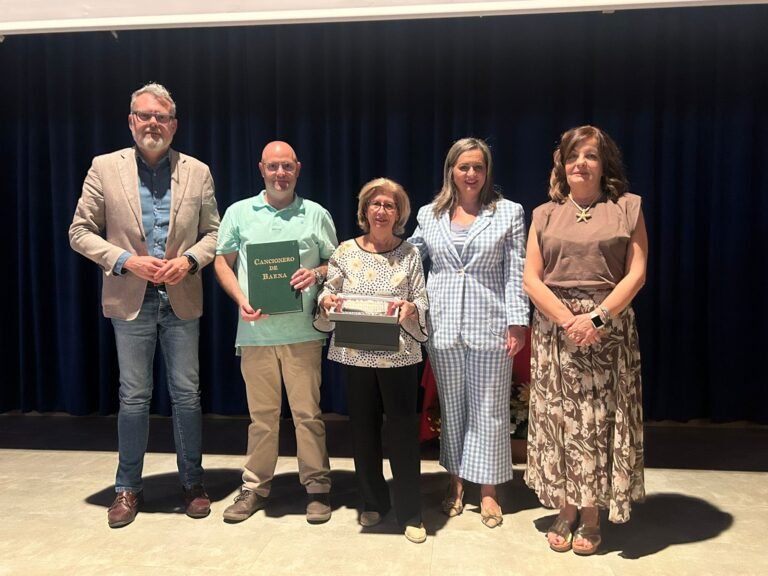 La Fundación Juan Alfonso de Baena homenajea a la archivera municipal Luisa Vilches