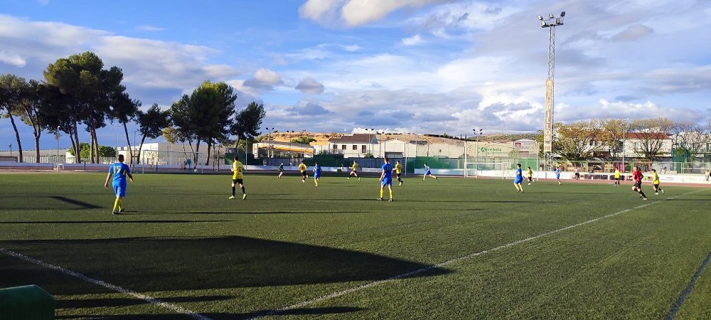 El Atlético Baenense continúa invicto pero se le escapa la victoria en La Carlota con un penalti en el último minuto