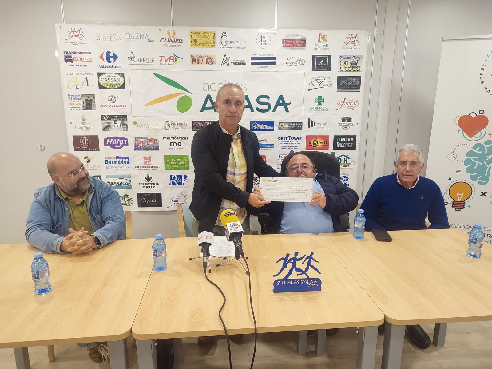 El Club ‘Media Legua’ entrega 4.200 euros a la Asociación del Alzhéimer recaudados en las ‘2 Leguas Ciudad de Baena’