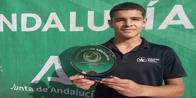 El tenista baenense Alberto Mora se proclama campeón de Andalucia Sub-15