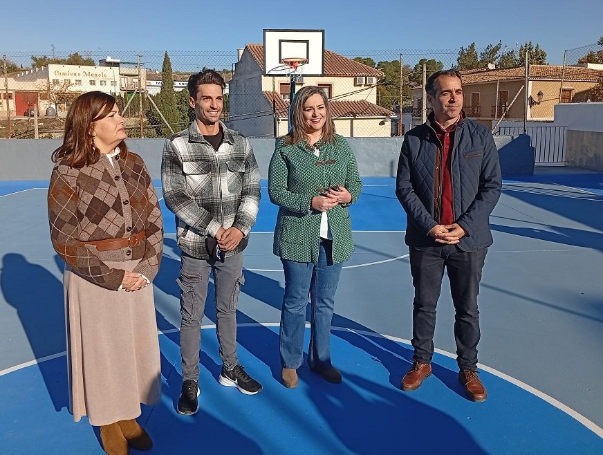 El colegio Juan Alfonso de Baena estrena nuevas pistas deportivas tras una inversión de 12.000 euros