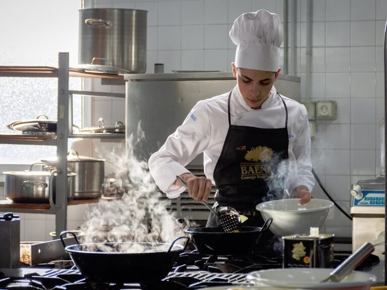 Del sur al Cantábrico, el avance del AOVE Baena por las cocinas del norte