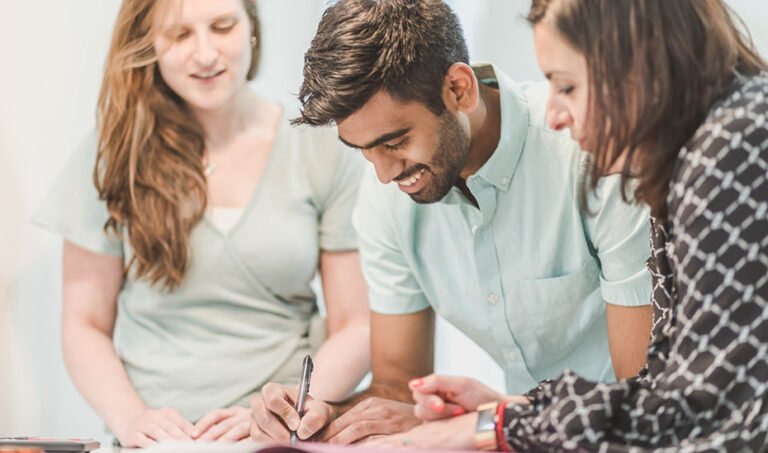Los ayuntamientos andaluces dispondrán de 89,7 millones para fomentar la contratación de 8.000 jóvenes con el plan ‘Activa-T Joven’