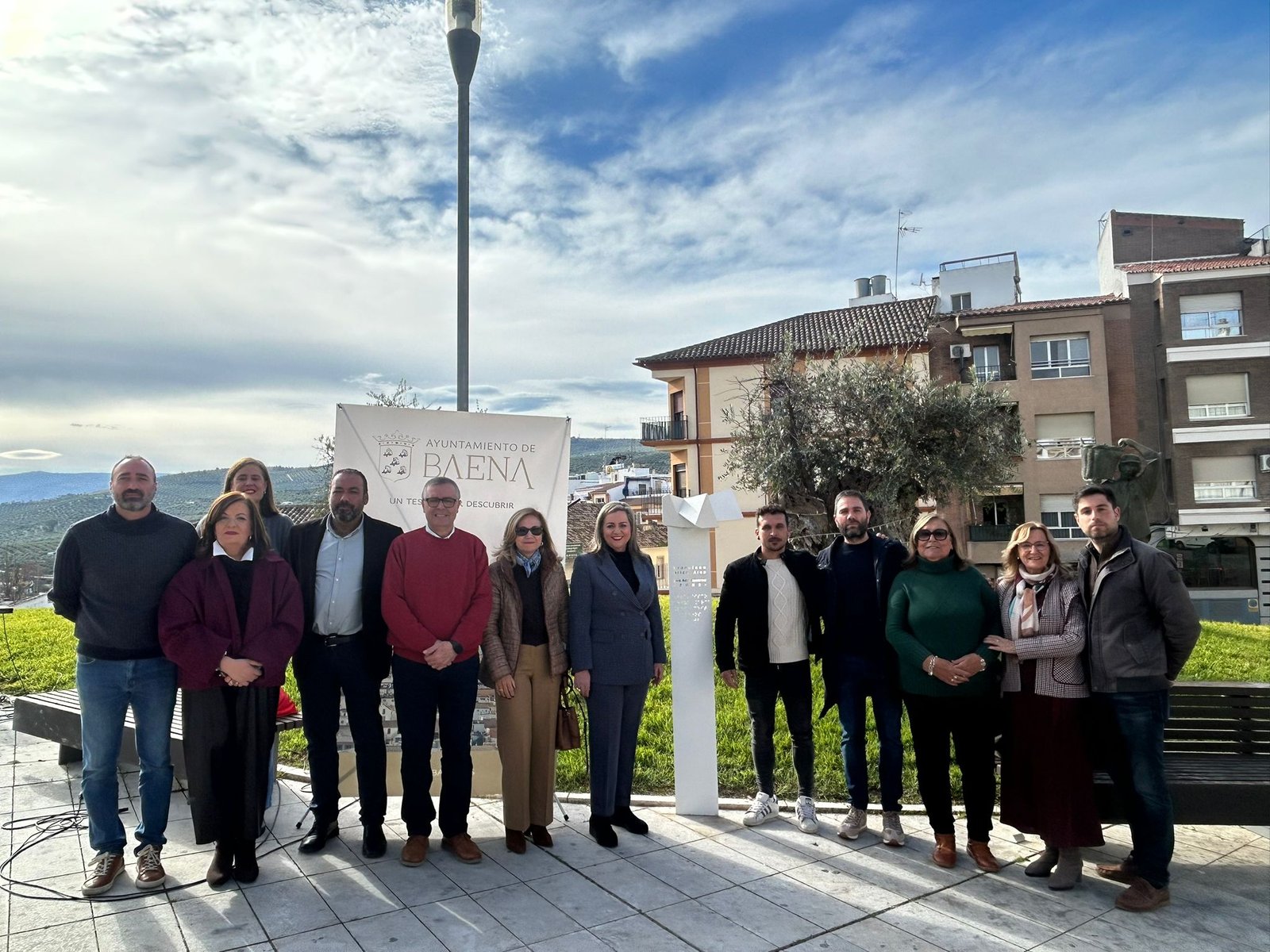 Las obras del artista Paco Ariza cuentan ya con una señalización junto al monumento a los aceituneros
