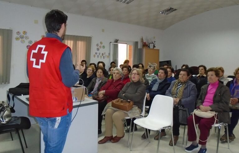 Cruz Roja presenta una guía de recursos sociales para personas mayores de Baena y alrededores