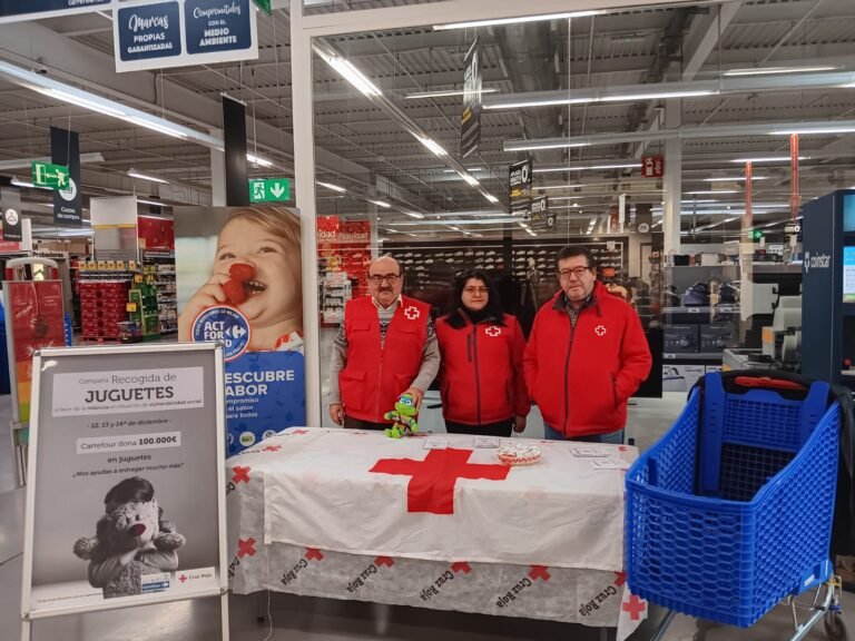 El voluntariado de Cruz Roja recoge juguetes este fin de semana en el Hipermercado Carrefour de Baena