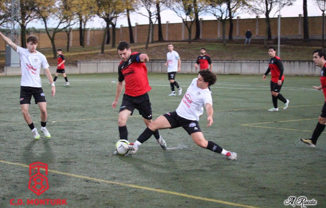 El Atlético Baenense despide el 2025 con un llamamiento solidario a la afición ante la visita del líder