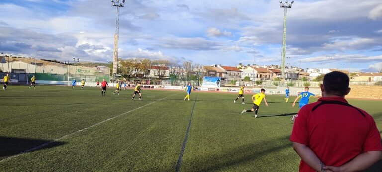 El Atlético Baenense se impone por 1-2 al CD El Villar y sigue invicto a domicilio