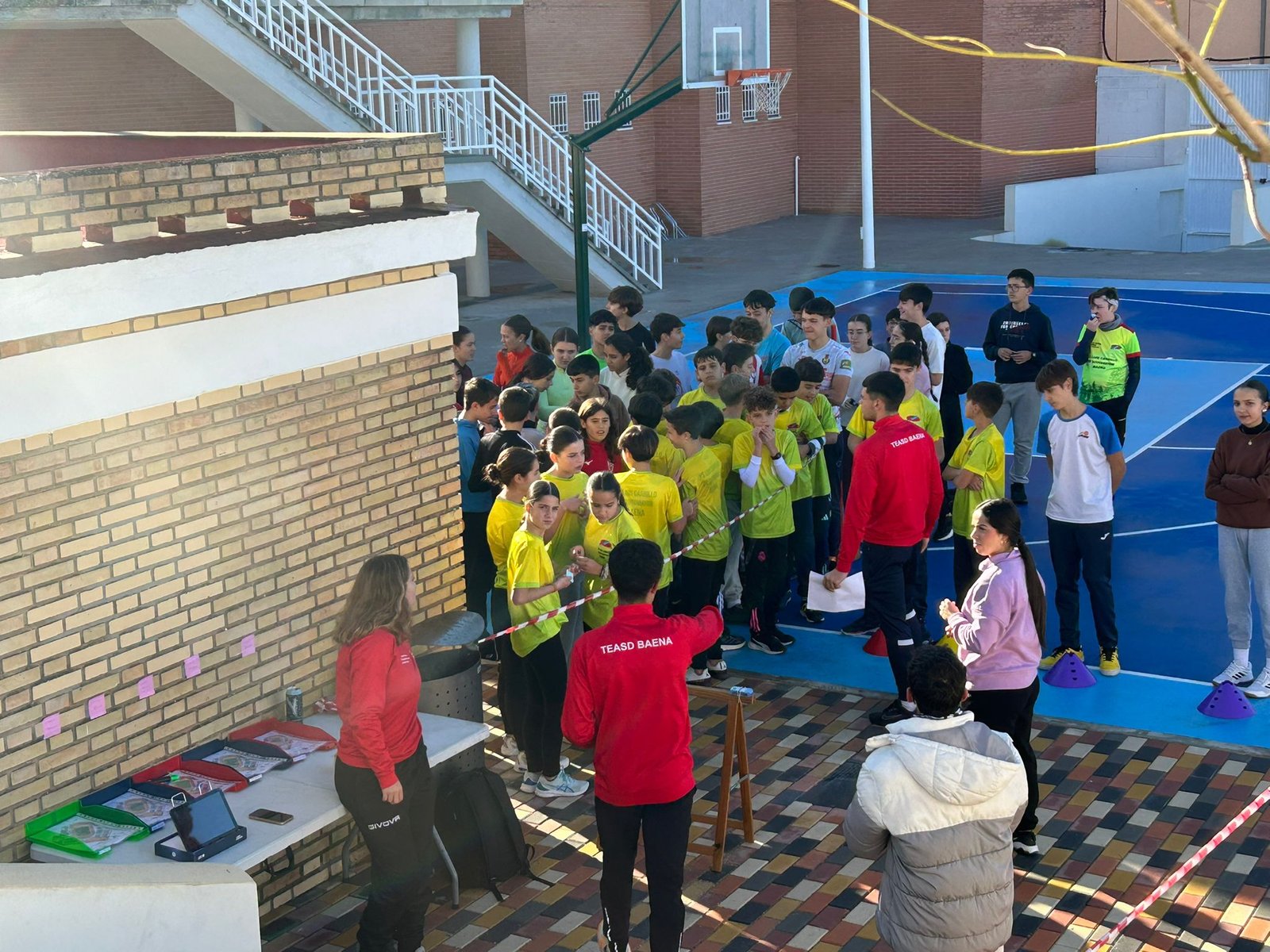 Casi un centenar de alumnos participan en la II Carrera de Orientación del IES Luis Carrillo de Sotomayor